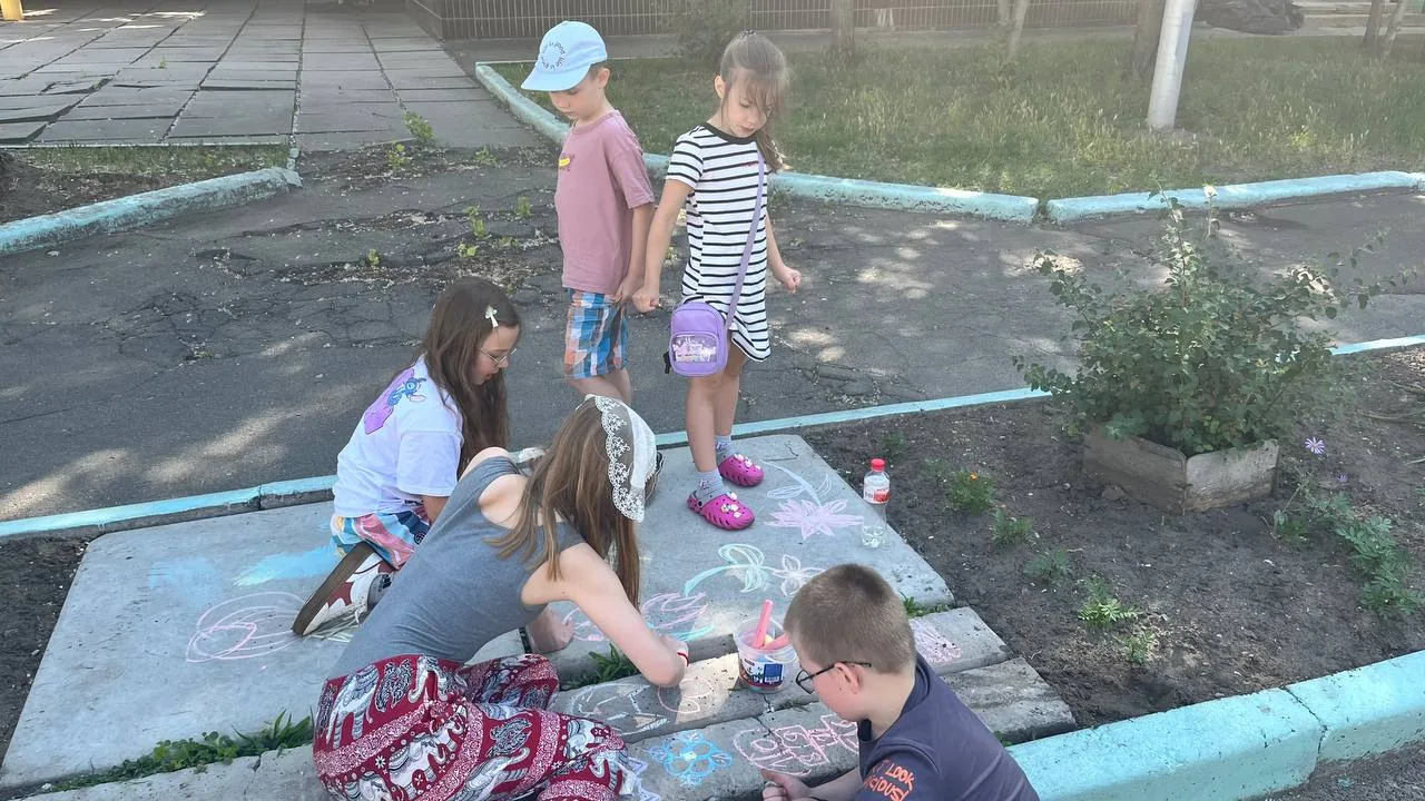 Діти на занятті в таборі